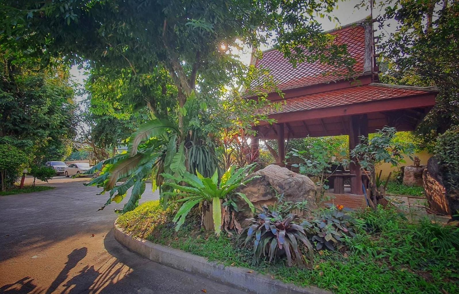 Ruen Thai Ban Rim Nam 캄팽 펫 외부 사진
