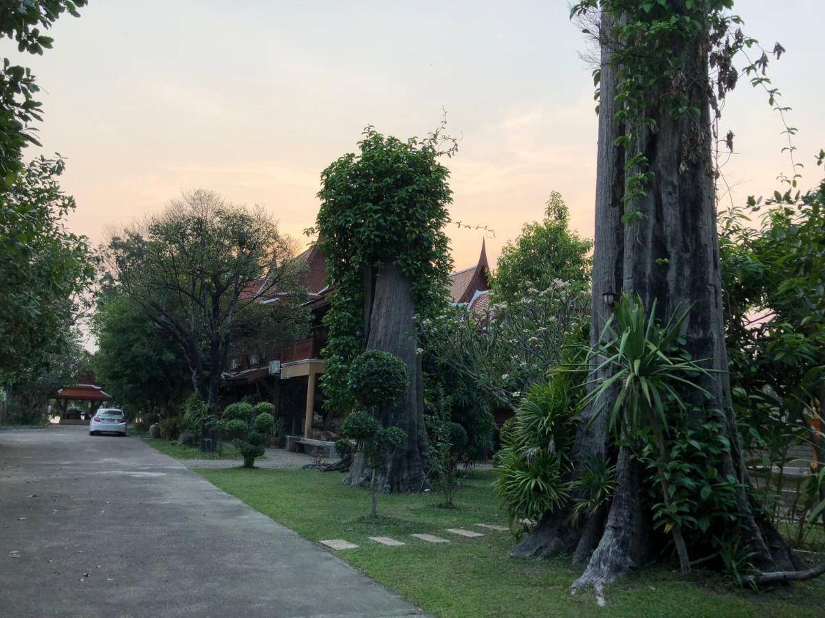 Ruen Thai Ban Rim Nam 캄팽 펫 외부 사진