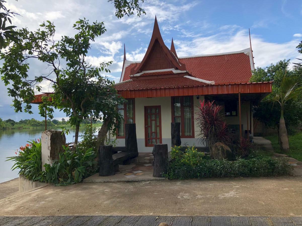 Ruen Thai Ban Rim Nam 캄팽 펫 외부 사진