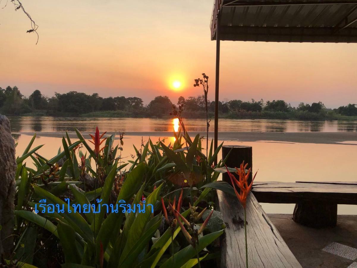 Ruen Thai Ban Rim Nam 캄팽 펫 외부 사진
